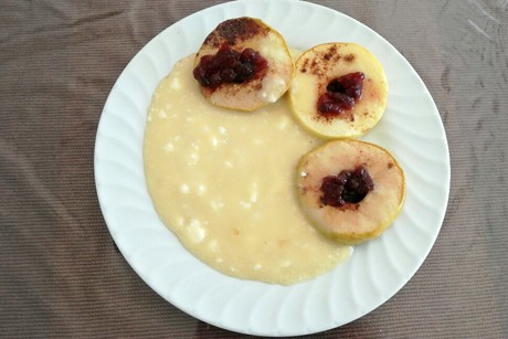Gebackene Apfelringe mit Vanillesauce