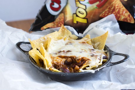 Gebackenes Chili auf Tortilla Chips