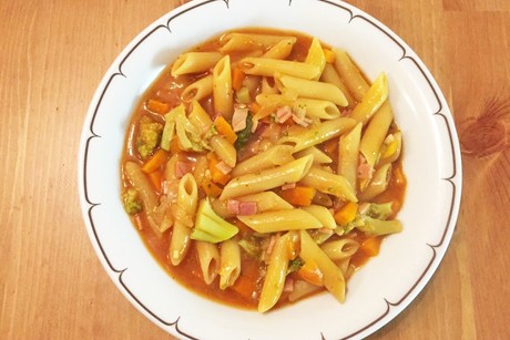 One Pot Pasta mit Schinken, Karotten und Brokkoli