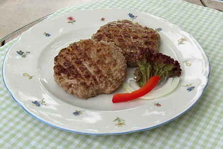 Faschierte Wildschweinlaibchen vom Grill