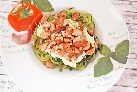 Zoodles mit Avocado Creme und knusprigem Lachs