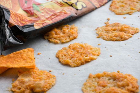 Scharfe Käsechips mit Tortillachips