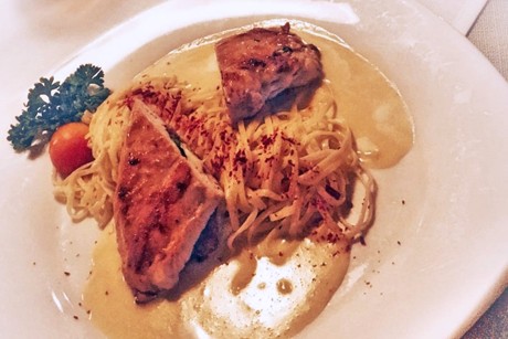 Naturcordon-Bleu mit Bandnudeln und Brunch-Sauce