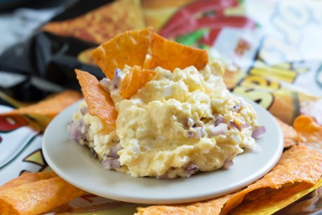 Zwiebel Ei Dip mit Tortillachips