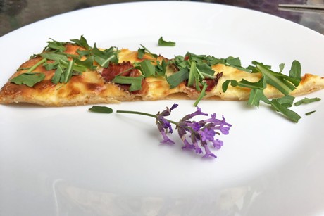 Flammkuchen mit Rucola