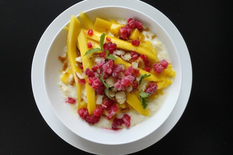 Himbeer-Mango-Joghurt mit Haselnüssen
