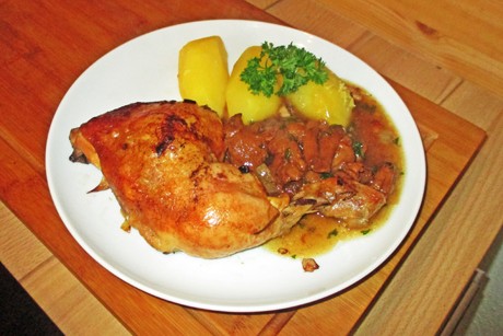 Hühnerkeulen in Eierschwammerl-Sauce