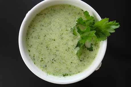 Petersilien-Buttermilch-Suppe