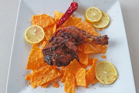 Hühnerkeule auf Tortilla Chips