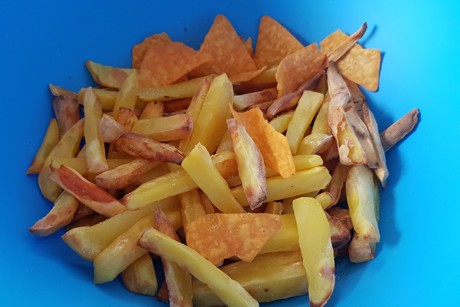 Selbstgemachte Pommes mit Tortillachips