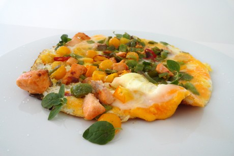 Gemüseomelette mit Lachs