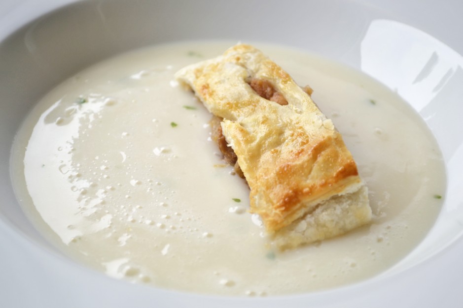 Weinsuppe vom grünen Veltliner mit Apfelstrudel
