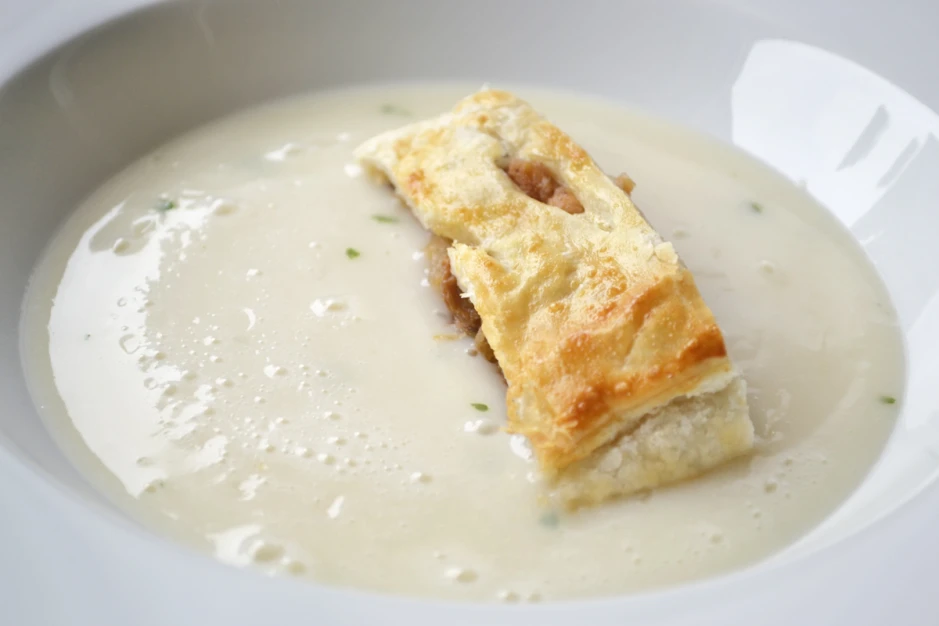 Weinsuppe vom gr&uuml;nen Veltliner mit Apfelstrudel
