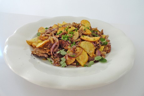 Schweinsbratengröstl mit knusprigen Erdäpfelscheiben