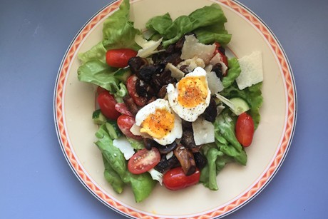 Gegrillte Champignons auf Salat