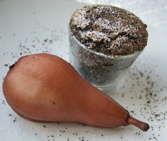 Mohnauflauf mit Rotweinbirne