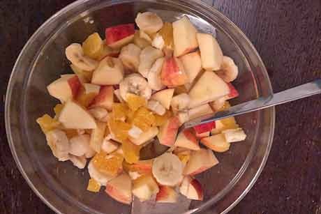Obstsalat mit Äpfeln, Birnen, Bananen und Orangen