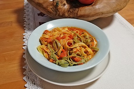 Bandnudeln mit feuriger Sauce