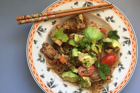 Glasnudeln mit Tofu, Tomaten, Avocado und Koriander