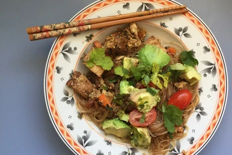 Glasnudeln mit Tofu, Tomaten, Avocado und Koriander