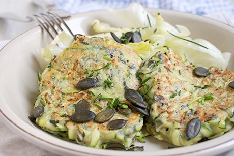 Zucchinipuffer mit Kürbiskernen