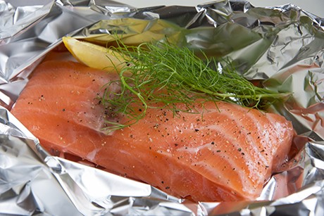 Lachsfilet in Folie gebraten