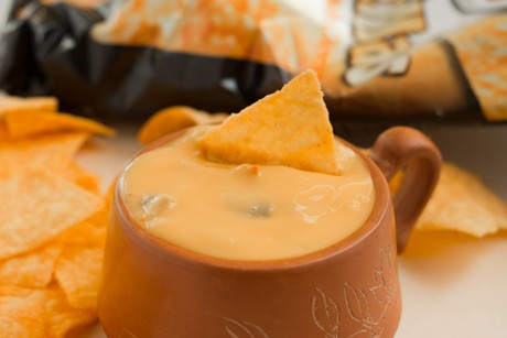 Tortilla Chips mit Cheddardip