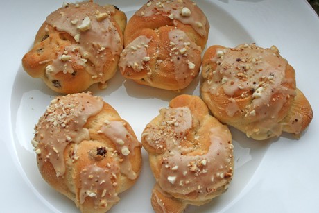 Feine Hefeknoten mit Rosinen und Mandeln
