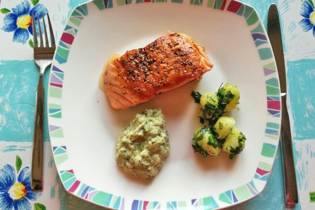 Lachs mit Brokkolimus und Petersilienkartoffel