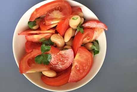 Tomaten-Riesenbohnen-Salat