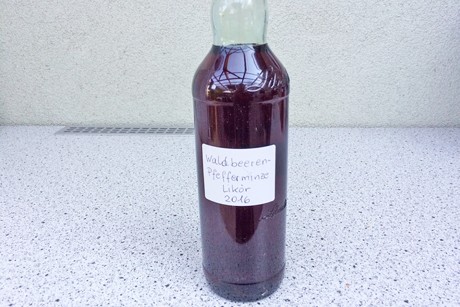 Waldbeeren-Likör mit Minze