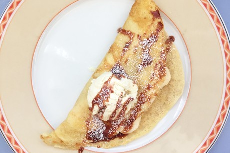 Palatschinken mit Banane, Vanilleeis und Karamellsauce