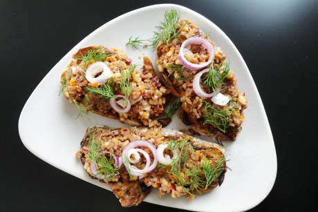 Apfel-Karotte-Thunfisch auf Olivenbrot