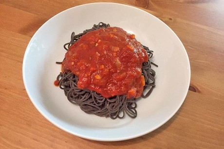 Schwarze Bohnennudeln mit Tomatensugo