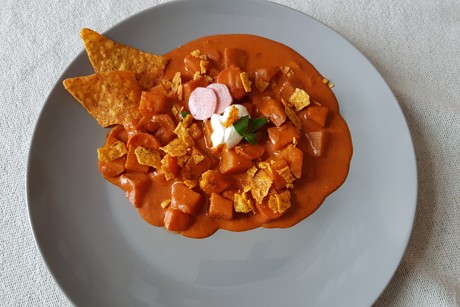 Kartoffelgulasch mit Tortilla Chips