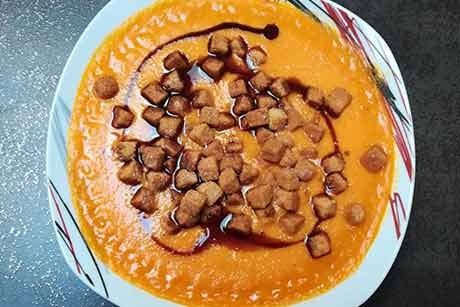 Hokkaido-Kürbissuppe mit Schalotten