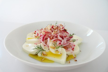 Radieschensalat auf Schaffrischkäse