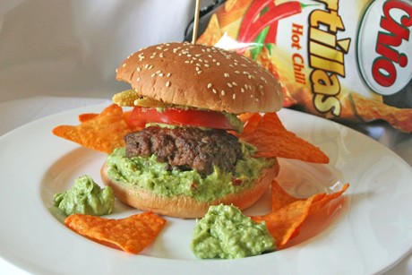 Burger auf mexikanische Art mit Chio Tortilla Chips