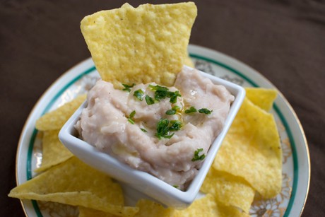 Tortillachips mit Bohnendip