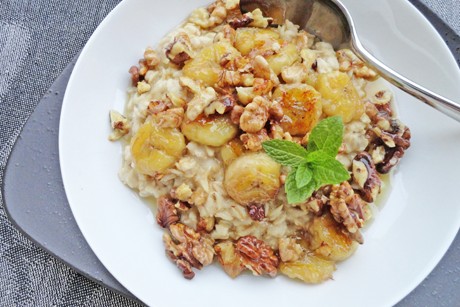 Warmer Frühstücksbrei mit karamellisierten Bananen und Walnüssen