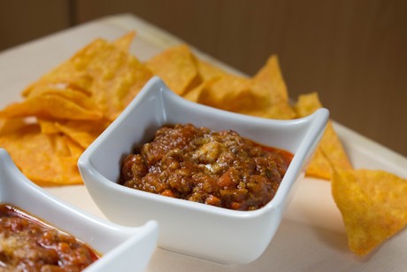 Fleischtiger Dip mit Tortillachips