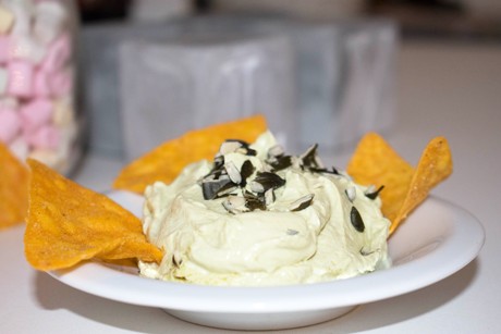 Kernöl Topfendip mit Tortillachips