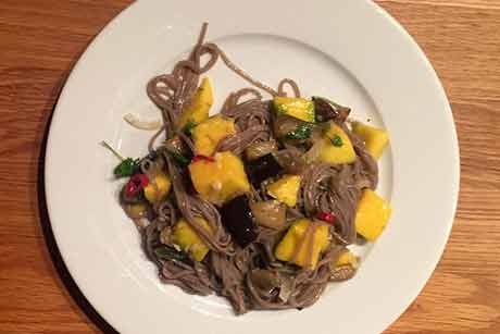 Soba-Nudeln mit Räuchertofu, Melanzani, Mango und Chili