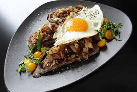 Schweinsbratengröstl auf Knoblauchbrot