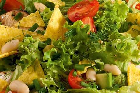 Mexikanischer Salat mit Avocado und Kellys oder Chio Tortilla Chips