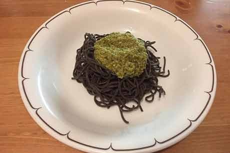 Schwarze Bohnennudeln mit Kürbiskernpesto