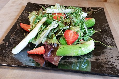 Spargelsalat mit Eierlikördressing
