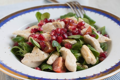 Gebratene Hühnerbruststreifen auf Vogerlsalat