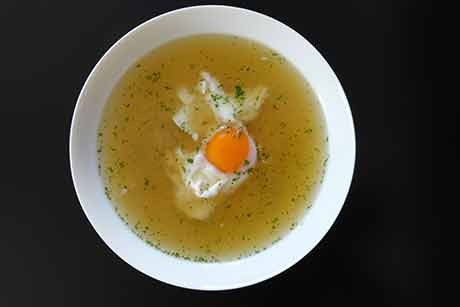 Bouillon mit Ei