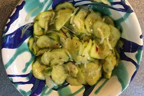 Gurkensalat mit Zwiebel und Chili